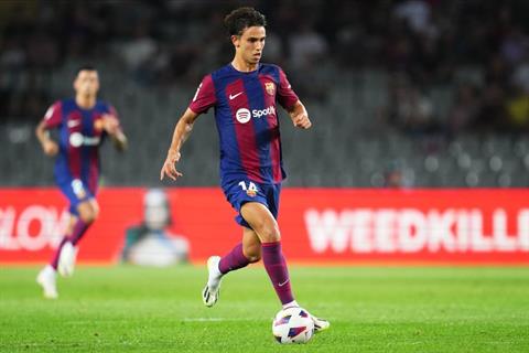 CĐV khỏa thân chạy khắp phố khi Joao Felix ghi bàn cho Barca 